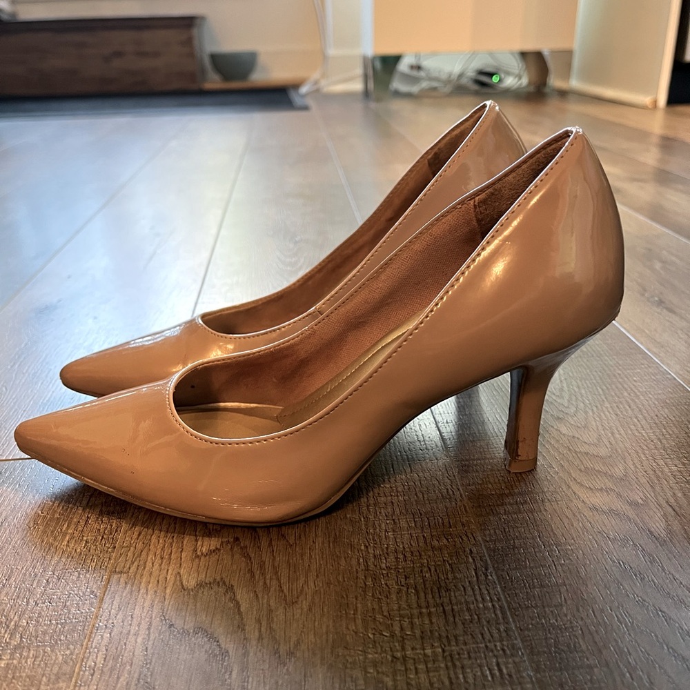 Comfort Plus pointed-toe patent pump